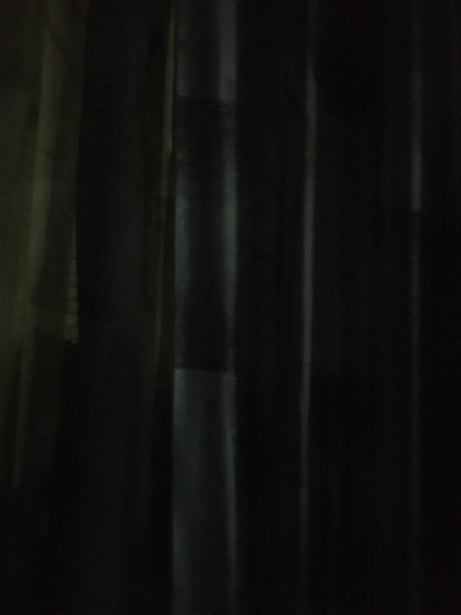 Там, за занавеской, не просто ночь)))