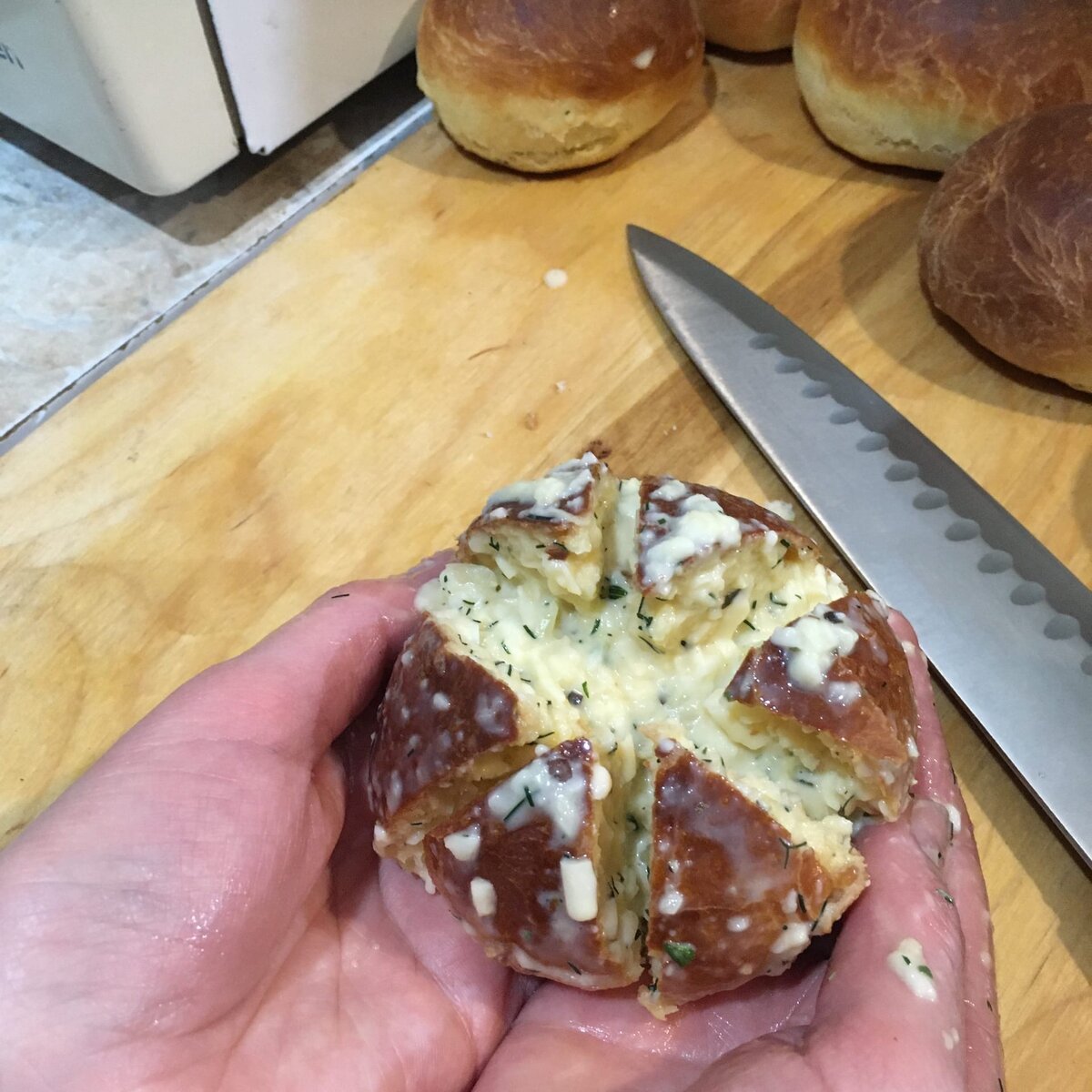 Вот так много должно быть начинки на булочках. Смесь густая и хорошо держится на булочках.