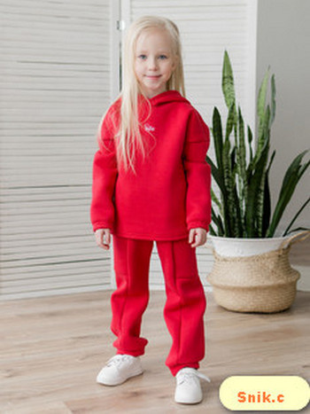 алый костюмчик