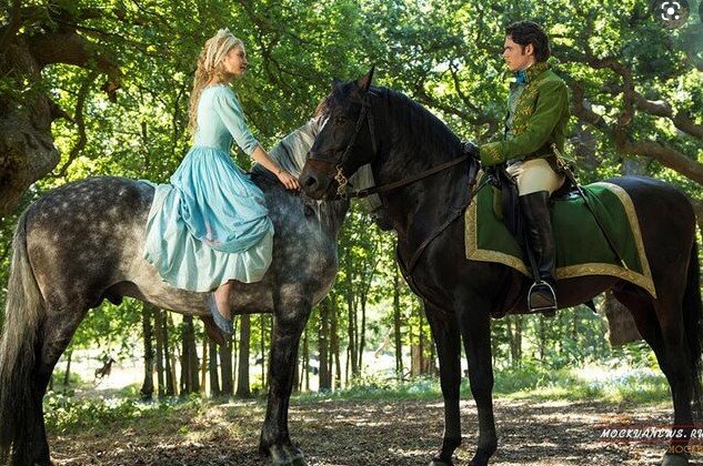 Кадр из фильма "Золушка" (2015). Конь не белый, но принц не подкачал - романтичен.