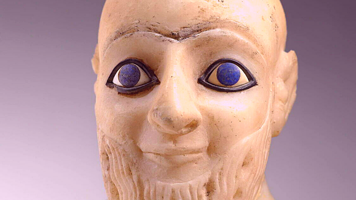 «Статуя интенданта Эбих-Иля» (фрагмент), гипс, лазурит. Шумерская культура, Месопотамия, ок. 2400 г. до н э. © Лувр, Франция 