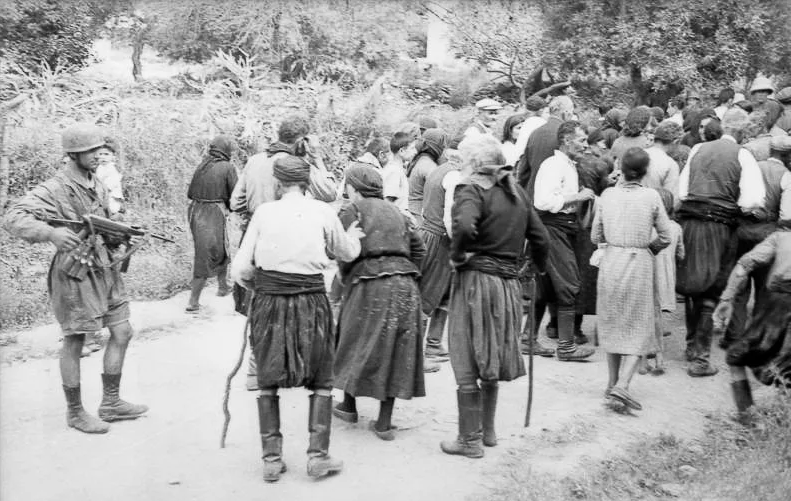 
2 июня 1941 года в греческую деревню Кондомари на оккупированном фашистами Крите вошли солдаты 3-го батальона Первой дивизии немецких воздушно-десантных войск под командованием лейтенанта Хорста Требеса. Они искали партизан, накануне напавших на немецкий отряд. Фашисты были взбешены всенародным партизанским сопротивлением и огромными потерями немецких ВДВ во время взятия Крита. После жестоких допросов, безуспешных попыток выяснить где находятся партизаны и кто им помогает, немцы собрали всех мужчин деревни, расстреляли их и сожгли деревню. Всё происходящее фиксировал на фото сотрудник отдела пропаганды Вермахта Петер Векслер, фото можно найти самостоятельно. Командующий немецкими десантниками на Крите генерал Курт Штудент сдался в плен американцам в мае 1945 года, был осужден на 5 лет, но вскоре отпущен свободу. Греция неоднократно требовала его выдачи, но получала отказ. Штудент умер в 1978 году в ФРГ в почете и достатке. Обвинения в убийствах мирных жителей ему никогда не предъявлялись.