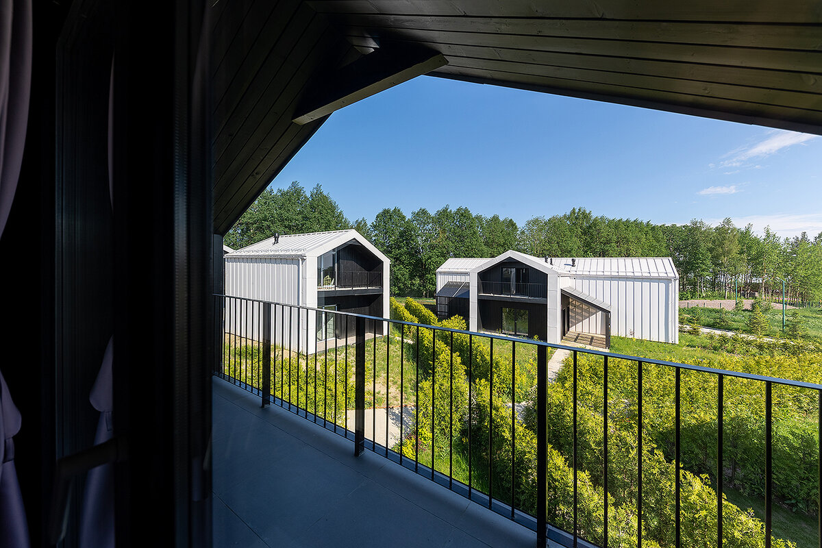 Оснащенные дома с панорамными окнами и участком