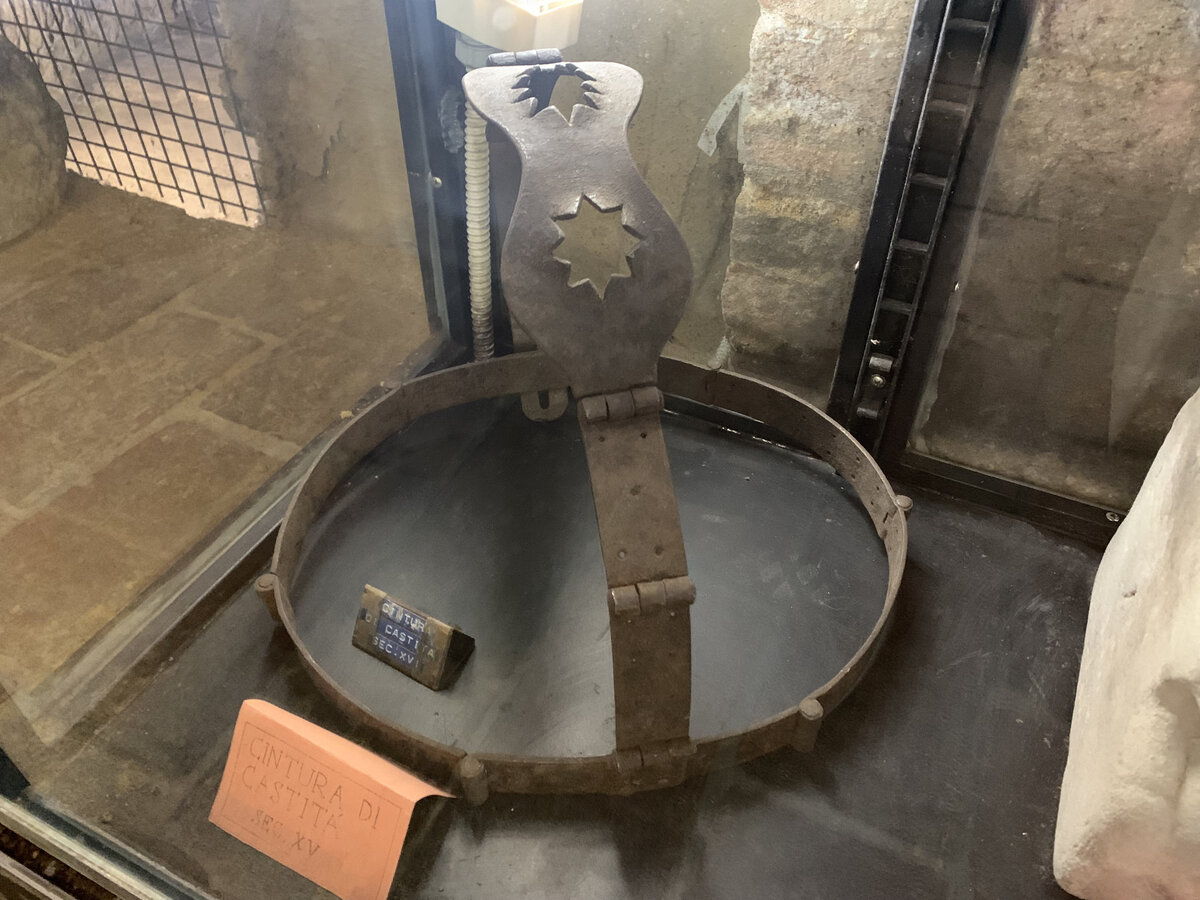 Средневековый пояс верности в одном из подвалов Монтепульчано в Тоскане