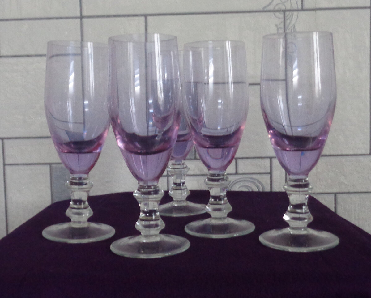 Бокалы из сиреневого стекла.