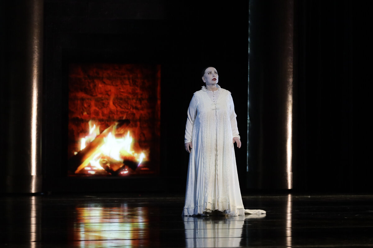 Сцена из спектакля «Пиковая дама» . Фото Михаила Вильчука