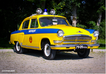 Легковые автомобили класса D (габаритная длина от 4,3 до 4,6 м)/ Средний класс — средний или семейный класс представленный в кузовах хетчбэк, седан, универсал, с просторными салонами и объёмными багажниками. Типичные представители класса: Chrysler 200, Honda Inspire, SAAB 9-3, Opel Insignia, Peugeot 508, Mazda 6, Ford Mondeo, Toyota Avensis, Hyundai Sonata, Renault Latitude, Volkswagen Passat, Kia Optima, Audi A4, BMW 3, Mercedes-Benz C-класса, Lexus IS, Volvo S60, Citroen C5, Citroen DS5, Suzuki Kizashi, Subaru Legacy, «Волга» во всех ее модификациях: ГАЗ-21 (Старая Волга), ГАЗ-24, ГАЗ-3102, и не выпускавшийся серийно ГАЗ-3115.