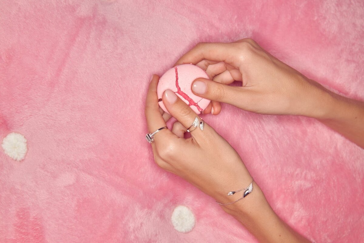 На фото розовый матрас Sensation от King Koil