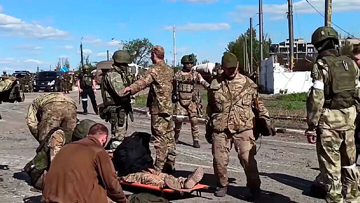 СДАЧА В ПЛЕН УКРАИНСКИХ БОЕВИКОВ С ЗАВОДА "АЗОВСТАЛЬ". ФОТО: СКРИНШОТ СТРАНИЦЫ САЙТА Z.MIL.RU 