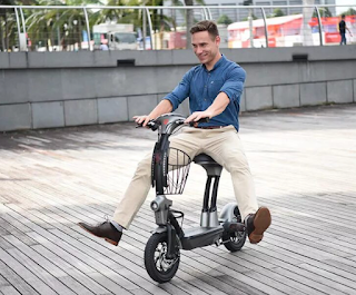 А я сомневаюсь, особенно в отношении Нижней Палате. Никак не могут принять закон о самокатах: хотят приравнять к транспортному средству, т.е., чтобы номер был спереди и сзади, была страховка «Осаго», права и даже шлем. Но, если они гоняют по тротуарам, так и нам придётся приобретать шлем и копить деньги на лечение. Зря статистика переживает, что упала покупательская способность россиян на 14%. Вот сейчас нам светят неучтённые в семейном бюджете расходы. Сначала купим шлемы, т.к. пугают людей возросшей террористической угрозой – купим ещё по бронежилету и ружью. Ведь никакими законами, плохо написанными или ещё не сочинёнными, нас от всего этого власти не защитят. Понятия у тех, кто ходит с охранниками, нет. Они не могут попасть под самокат на тротуаре, не ездят в такси, неизвестно с кем за рулём, и в общественном транспорте с рваными сиденьями. У них свои поликлиники, свои больницы, магазины и даже кладбища, не говоря про остальное. Вот многие и рвутся стать «слугами народа» изо всех сил. Лёгкая работа, большой оклад, куча льгот и привилегий. Постоянно вижу по ТВ, как тут присутствуют, там приветствуют, тут навещают, там разрезают очередную ленточку. Заседают, выступают, обмениваются мнениями, поздравлениями. Совместные пробеги, забеги, митинги, демонстрации, брифинги и.т.д. Работают они когда? «Свадебные генералы» какие-то. Развлекуха, а не жизнь. Чего не скажешь про народ. То цены кусаютя, то собаки бродячие, то растёт заболеваемость ковидом, то цены на ЖКХ. Налоги на личные яхты и самолёты отменили не нам. Поддержка бизнеса и банков – это не мы. Мы, старые пенсионеры, живём на пенсии, размер которых стыдно назвать.