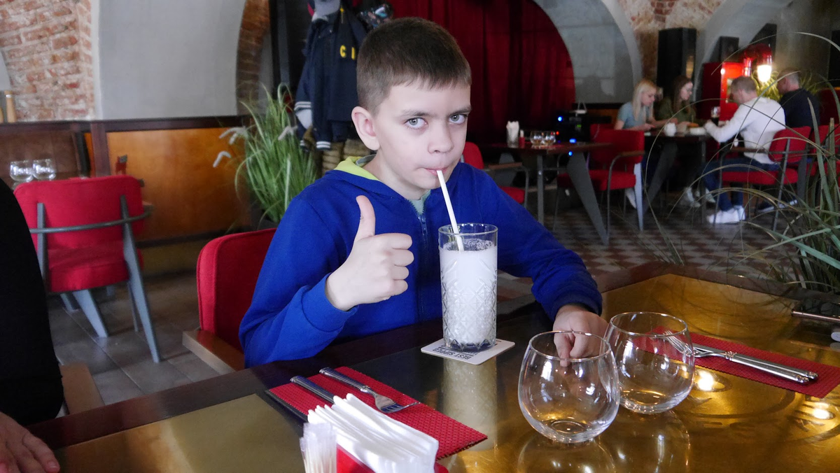 Сережа подтверждает, что сладкое - это лайк:) Но у Сережи никогда, даже в младенчестве, не было щёк:)