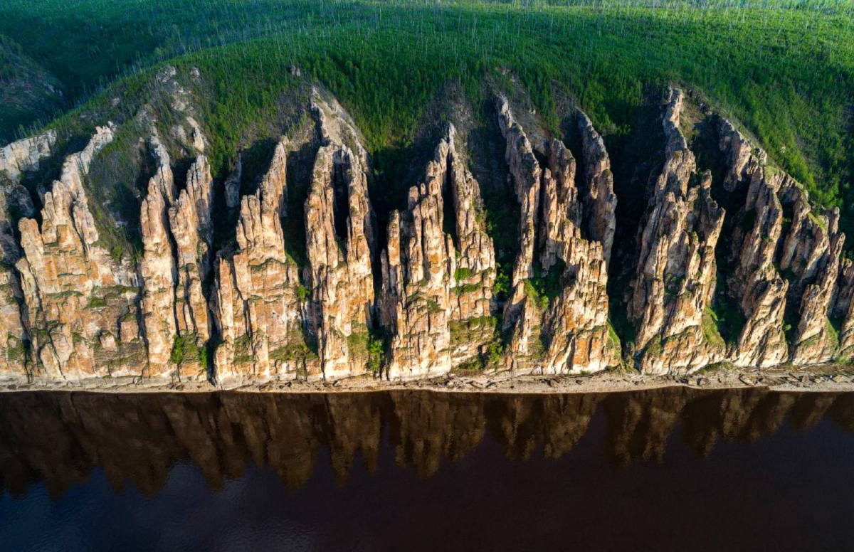 Каменный лес на реке. Ленские столбы каменный лес Якутии. Река Лена Ленские столбы. Река Лена Якутия Ленские столбы. Якутия горы Ленские столбы.