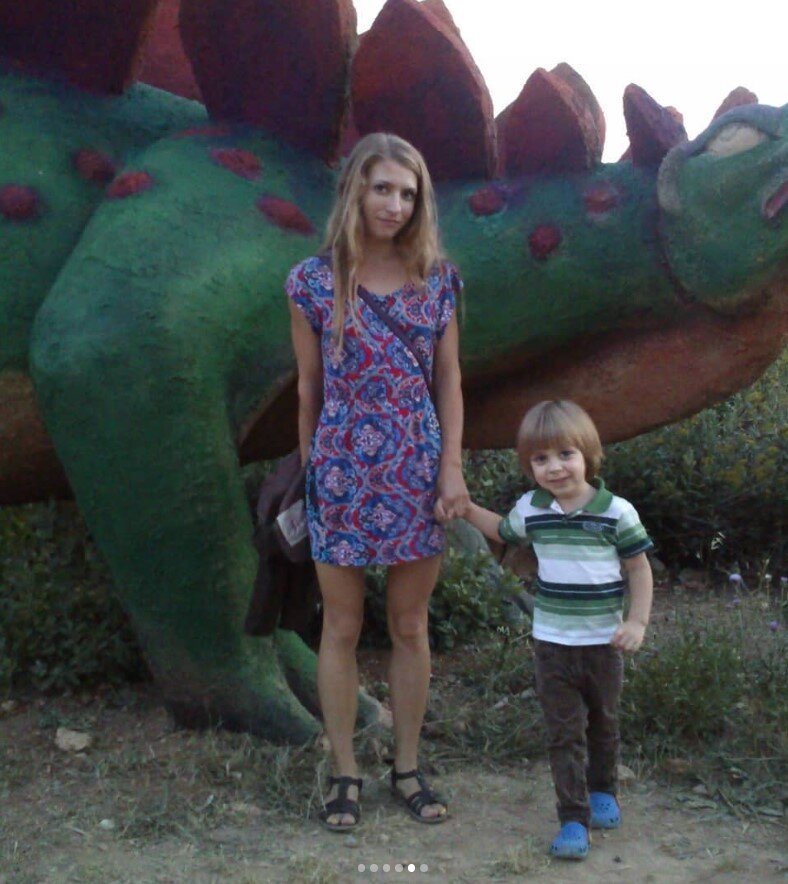 А вот мы с ним, уже отреставрированным, и вокруг нас парк