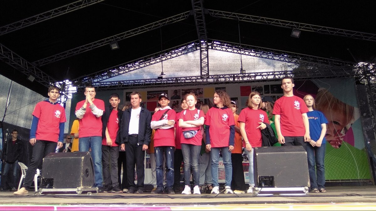 "Чудо-хор" детей, подростков и молодых людей с инвалидностью из города Томска. Фото автора. Серафим с краю в кофте с синими рукавами 