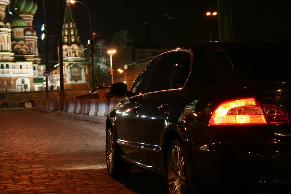 Песни а в машине едет черная машина. Машина ночь город. Черная машина ночью в городе. Красивые машины ночью. Ночью возле машины.
