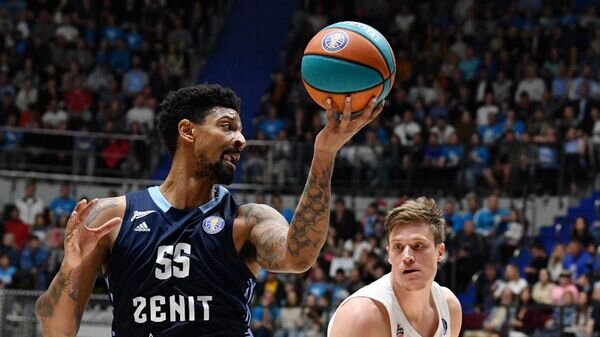    Игрок БК "Зенит" Джордан Мики и игрок ПБК ЦСКА Йонас Йеребко (справа) © РИА Новости / Александр Гальперин