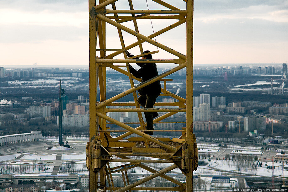 крановщик поднимается на кран. машинист крана крановщик башенного. крановщица башенного крана. вид из кабины башенного крана. оператор башенного крана.