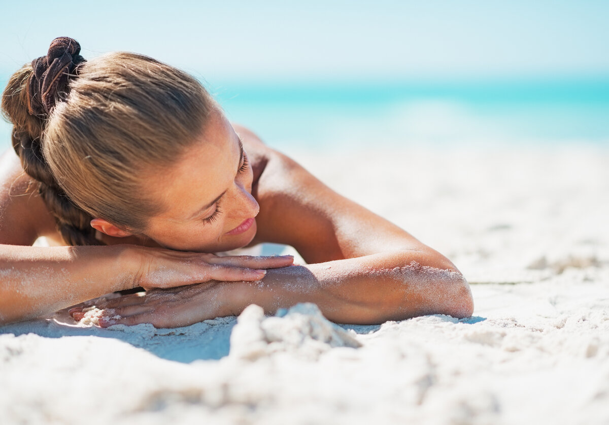 Sunbathing перевод. Солнечные ванны. Загорать на пляже. Загар на пляже. Девушка загорает на солнце.