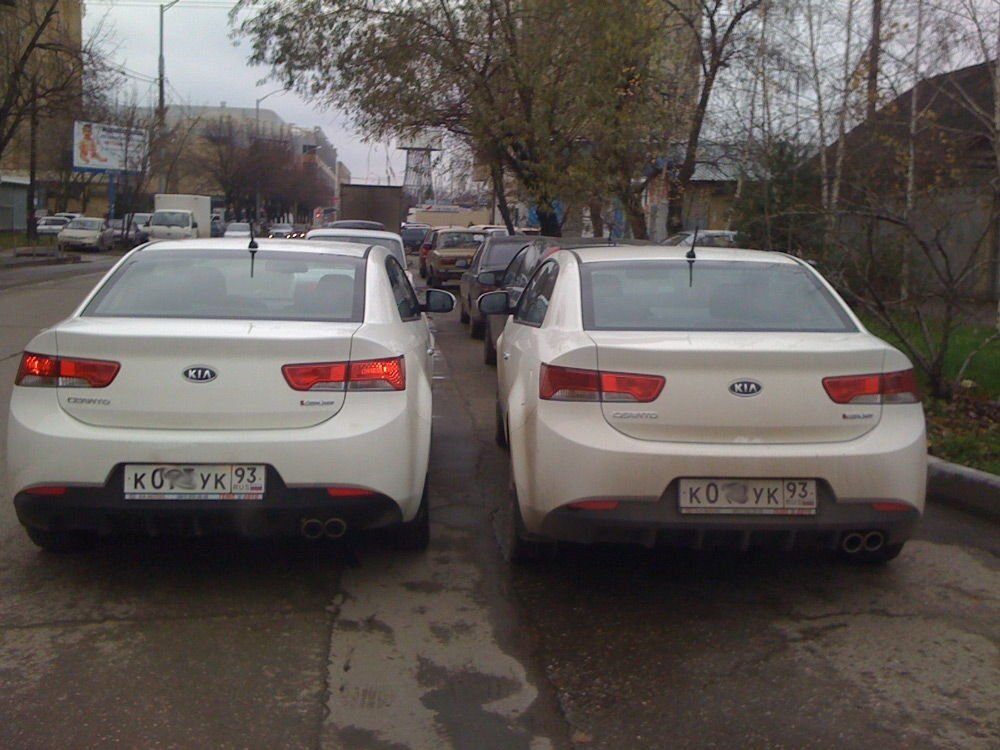 машины двойники. две машины. две одинаковые машины. две одинаковые машины. две bmw.