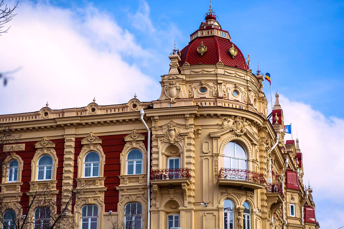 На Большой Садовой улице находится постройка, которой чаще всего иллюстрируют Ростов на открытках и в первых ссылках поисковиков, — администрация города с красной крышей.