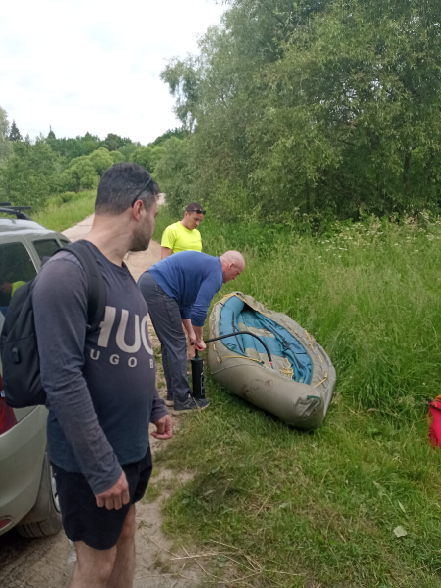 Как оказалось, "собрать" надувную лодку не намного быстрее каркасной. Здесь нужно долго и упорно работать с помощью насоса. И они оказались заметно менее вместительнее каркасных, особенно в районе носа и кормы байдарки.