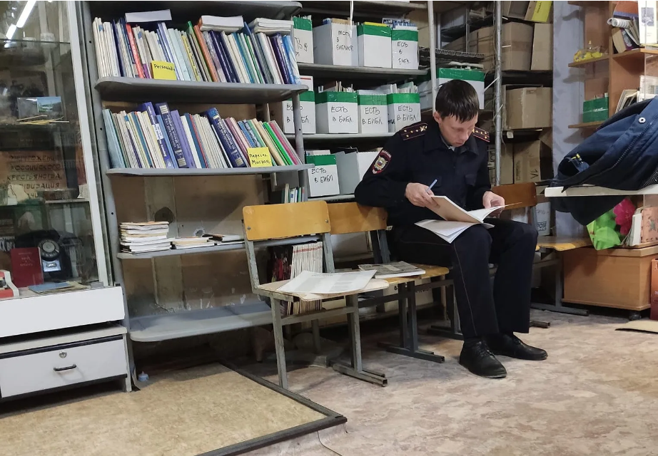 Полицейский в офисе «Мемориала». Фото: Алексей Мосин / Facebook