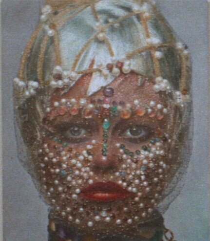 Голова Александры / Фото Guy Bourdin. Место женщины в обществе - одна из тем в фильме "Клют". Какой она должна быть, Верить в текст от астролога, который написал книгу, прислуживать богатому портному, который не притрагивается к ней, а лишь смотрит, бегать по кастингам и продавать себя как часть тела, или позволить себе замужество с последующими штопаньем носков и готовкой. Сквозной линией идёт рассуждение голосом Бри о своём месте