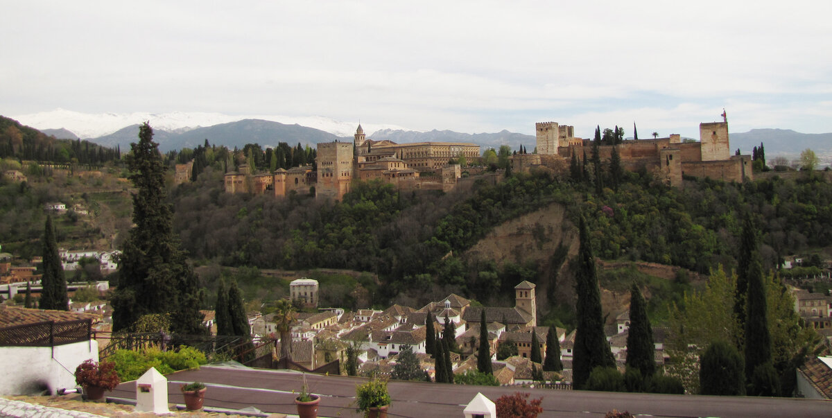 Альгамбра (в пер. с арабского "красная").