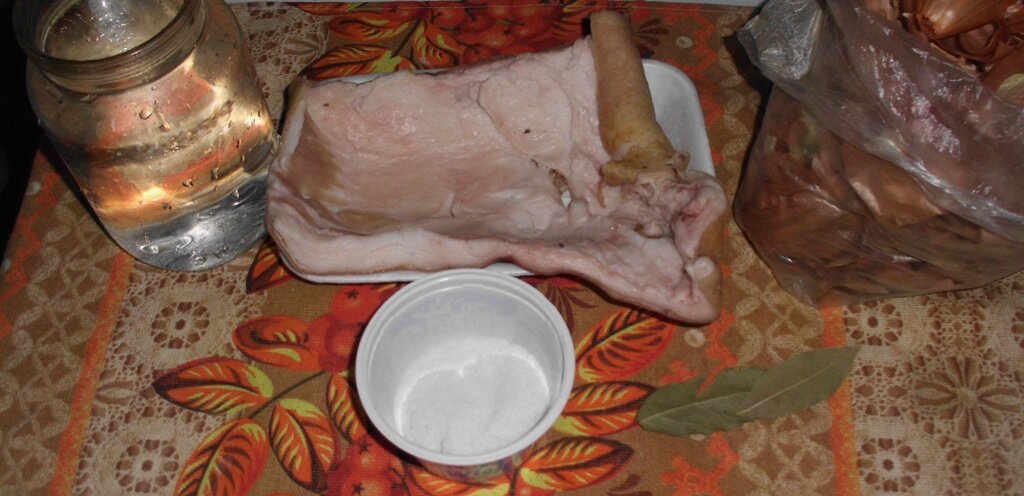 Продукты для приготовления сала в луковой шелухе. Личное фото автора канала Житейская проза