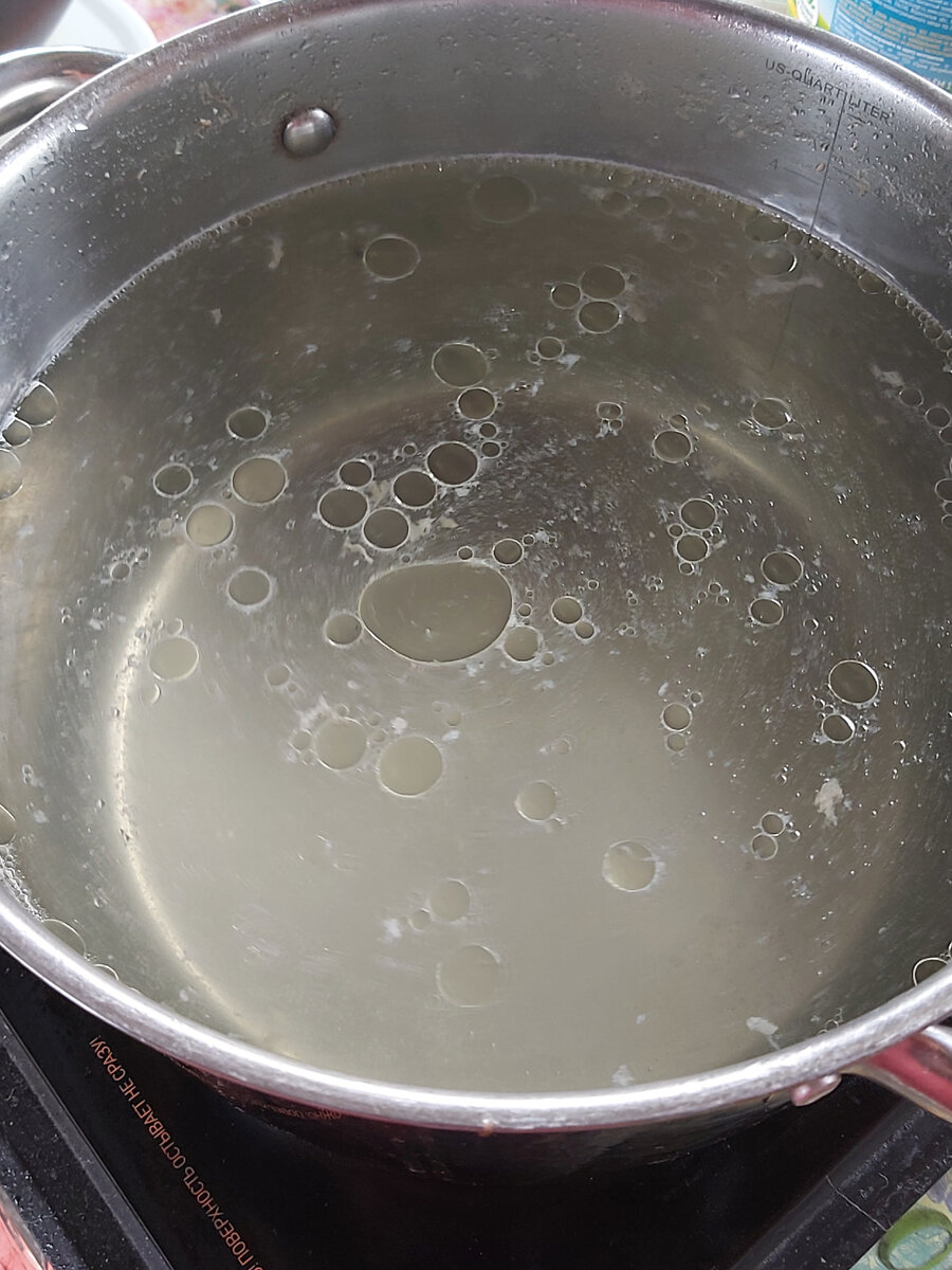 Основа соуса - насыщенный куриный бульон! Варил как обычно: пара кусочков деревенской курочки, одна морковка, одна целиковая луковица, пол стебля сельдирея, лаврушка, соль. На фото уже результат, после того как я вытащил все ингредиенты.