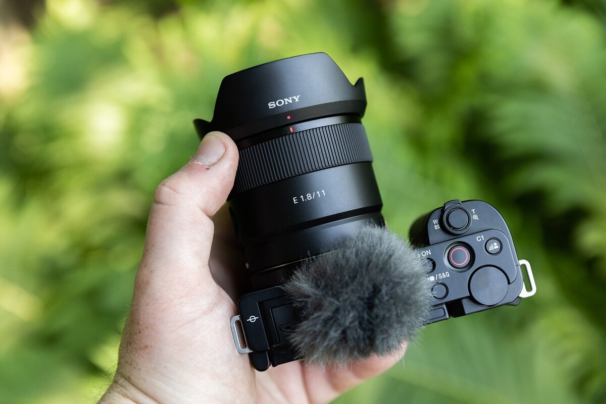    Несмотря на свой широкий угол и защиту от погоды, Sony 11mm f/1.8 весит всего 180 грамм. Фотография: popphoto.com