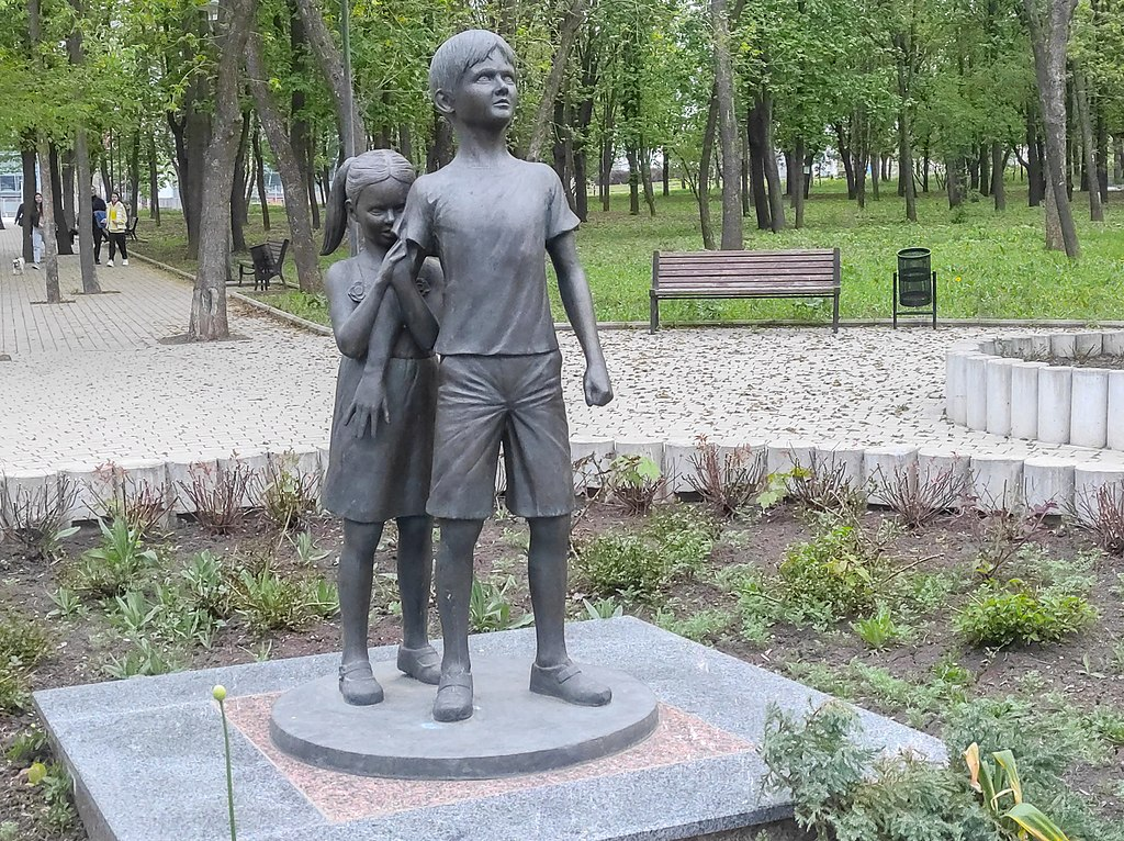 Аллея Ангелов - мемориал погибшим детям Донбасса. Скульптор - Д. Селезнев.
