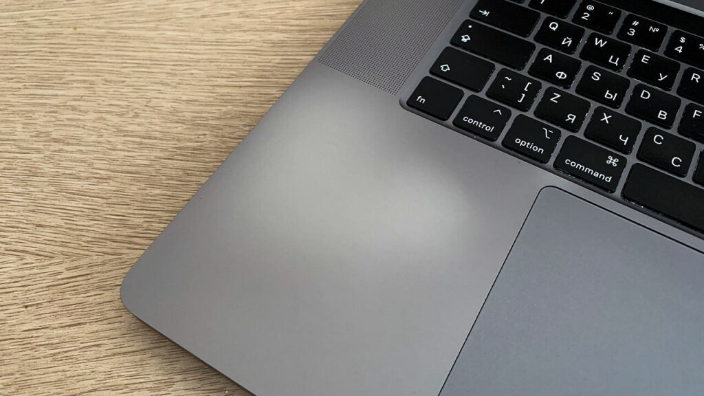 Ранее мы рассказали, какой MacBook можно купить на «Авито» в пределах 20-40 тысяч рублей. А еще подробно рассказали, что нужно учитывать при покупке MacBook за границей в странах СНГ.В 2015 году компания Apple впервые в истории представила несколько дополнительных цветов для MacBook. «Двигателем прогресса» стала модель MacBook 12 (довольно неудачная сама по себе) — вместе с традиционным серебристым «алюминиевым» цветом появились варианты Gold и Space Gray.   
 С тех пор большая часть ноутбуков от Apple предлагается как минимум в двух цветах, один из которых — Space Gray. Он с самого начала полюбился пользователям и стал очень популярным. Однако спустя какое-то время проявился недостаток этого цвета — многие покупатели жаловались на светлые «проплешины», которые появлялись на корпусе устройства спустя год-другой.📷    MacBook
За семь лет эта проблема никуда не исчезла, и самые свежие MacBook 2021-2022 годов в цвете Space Gray всё так же истираются в некоторых местах. Есть ли возможность как-то уберечь свой ноутбук от такой участи? Разобраться помог ресурс Makeusof.   
1. Причины 
 Причина такого «поведения» алюминиевых маков в цвете Space Gray кроется в способе его окраски. Apple наносит цвет на алюминий при помощи анодирования — нанесения тонкого слоя оксида, который защищает металл от коррозии и одновременно с этим придает ему цвет.   
 Обратная сторона такого метода — другие химические процессы способны разрушить нанесенный слой. Например, человеческий пот, постоянно соприкасающийся с корпусом, окисляет его и краска постепенно сходит.📷    MacBook
📷    MacBook
2. Что делать 
 Получается, что главная причина появления потертостей на корпусах MacBook Space Gray — это не механическое трение рук о поверхность ноутбука, а воздействие на него пота его владельца. Что можно с этим сделать? Есть пара полезных советов.Мойте руки. Как ни странно, но можно просто мыть руки перед тем, как садиться работать за компьютером. Если ваша кожа будет сухой и чистой, то окисления не будет — а значит краска останется на месте. Если у вас слишком большое потоотделение, можно держать рядом с рабочим местом пачку сухих салфеток и периодически вытирать руки.
Измените положение рук. Еще один вполне разумный метод — переучить себя другой позе. Попробуйте держать руки на весу, не касаясь поверхности устройства, когда набираете текст, вместо того, чтобы класть их на него. В качестве точки опоры для рук при этом можно использовать не корпус макбука, а стол.
📷    MacBook
Наклейте защиту. Третий способ уберечь поверхность MacBook от потертостей краски — специальное прозрачное покрытие. В интернете продается немало защитных пленок, которые уже вырезаны по форме для разных моделей MacBook. Такое покрытие защитит устройство не только от пота, но и от случайных царапин. А еще можно выбрать пленку с принтом вместо прозрачной и симпатично стилизовать свой ноутбук.
