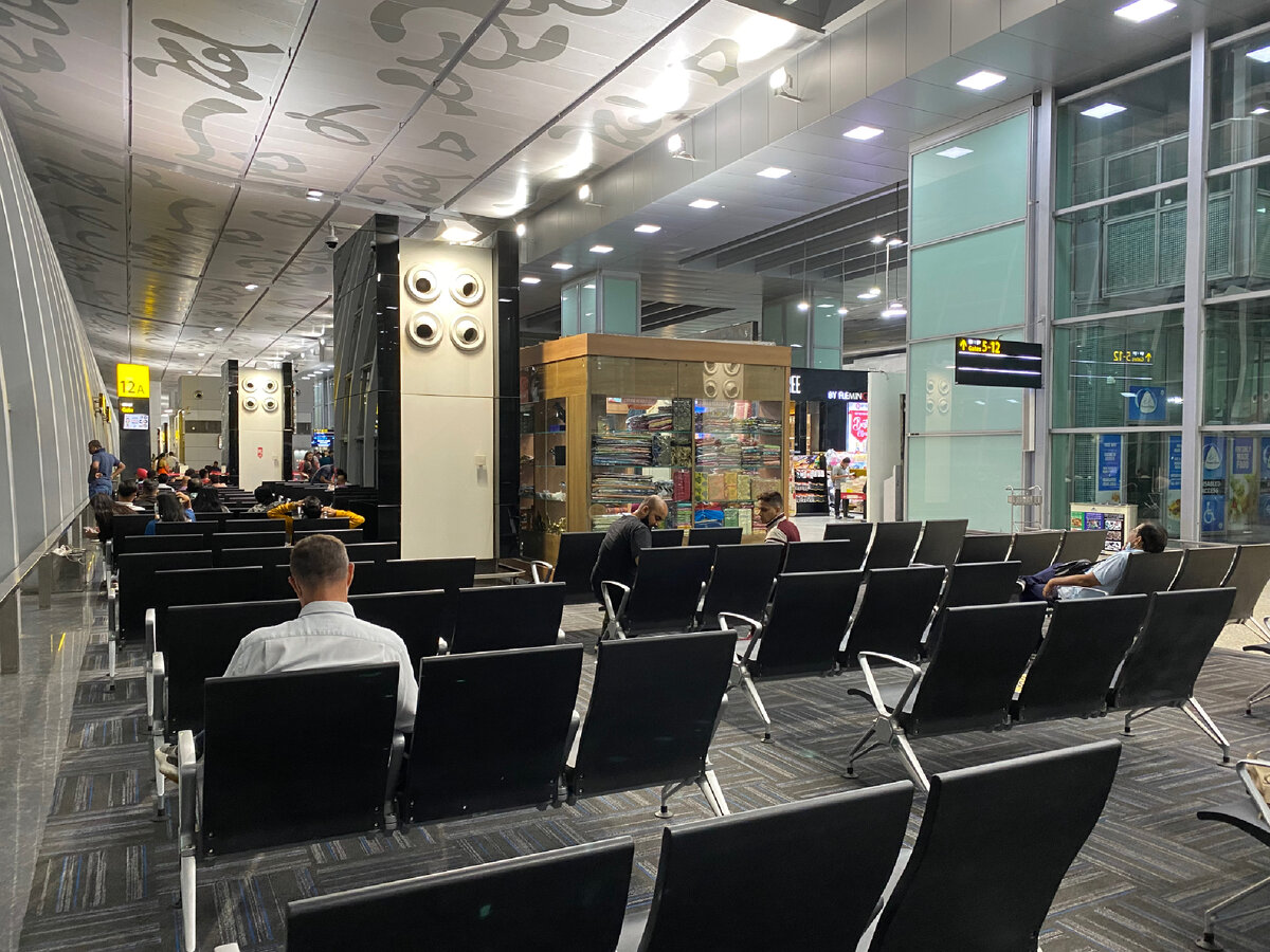 Зал ожидания в аэропорту после регистрации на рейс