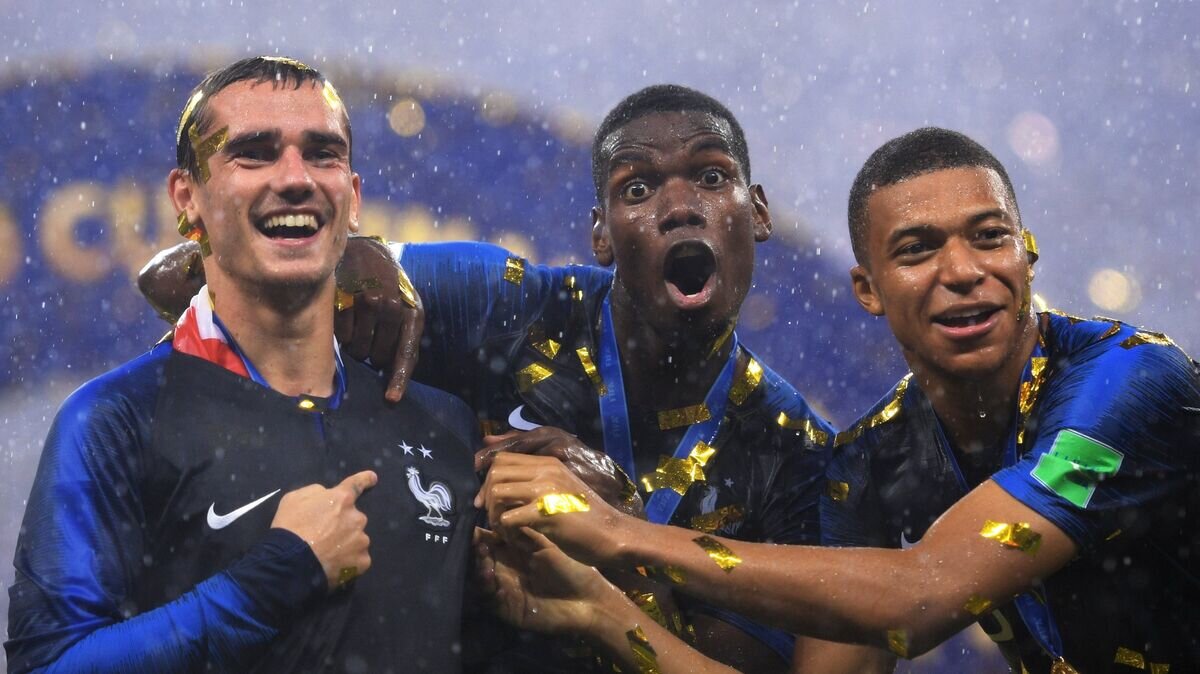    Футболисты сборной Франции Антуан Гризманн, Поль Погба и Килиан Мбаппе (слева направо)© РИА Новости / Алексей Филиппов