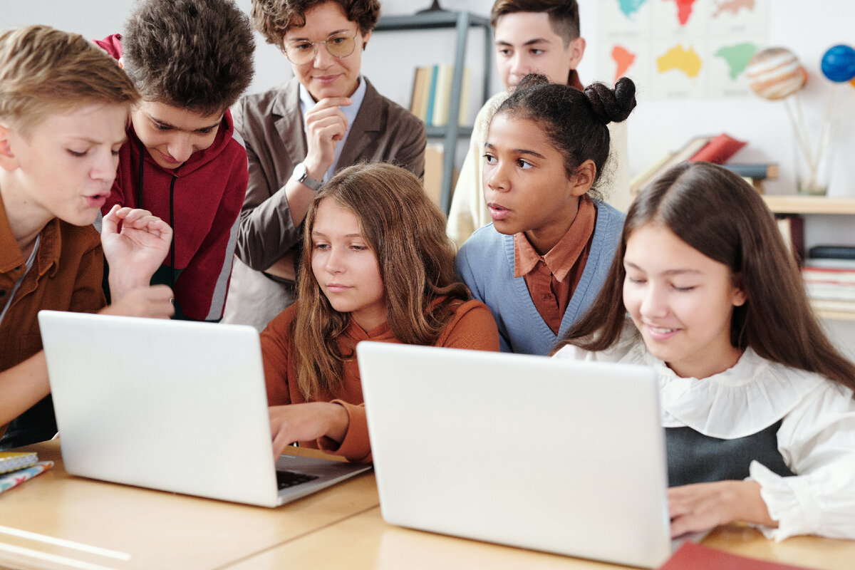 Kid courses. Студент. Аватар современного студента. Students in class. Урок цифры исследование кибератак.