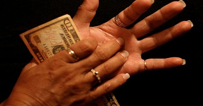 чешется левая рука