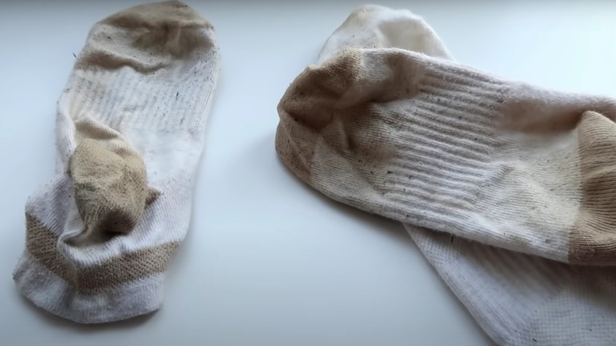 Грязные женские носки. Грязные носки на белом фоне. Ступни в белых носочках. Потные белые носки. Грязные белые носки женские.