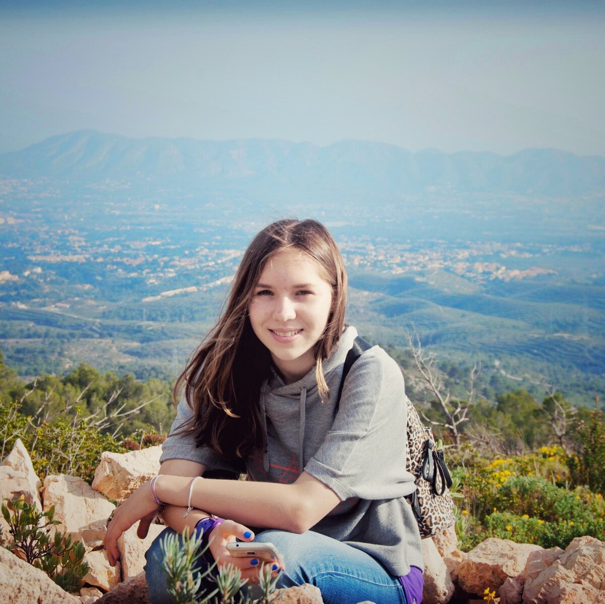 Это мне тут 14. Фото с прекрасным видом на горы и яркими цветущими деревьями.