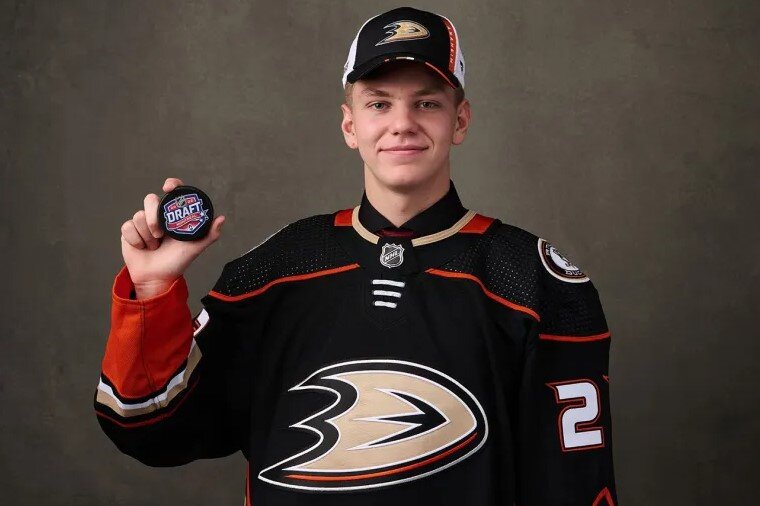 Молодежь уезжает...   Фото взято на https://yandex.ru/images