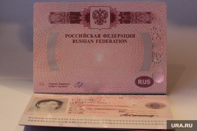    Уже выданные россиянам виды на жительство будут действовать в Латвии до 2023 года