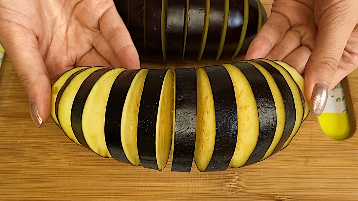 Горячие закуски из баклажанов, рецепты с баклажанами, баклажаны в духовке с беконом, гармошка