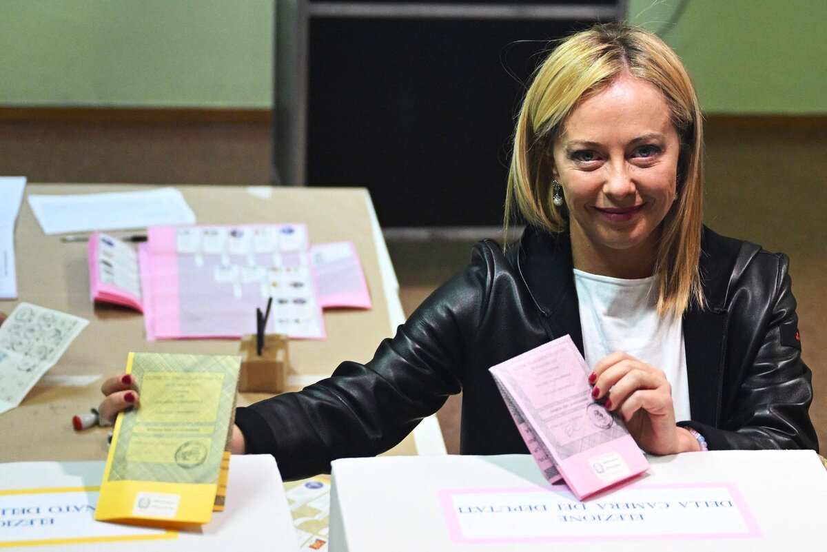 Джорджия Мелони - новое лицо Италии - голосует на избирательном участке в Риме. Фото: АНДРЕАС СОЛАРО / AFP