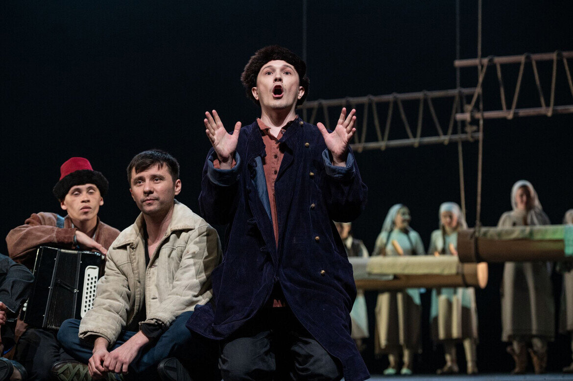 ​«В начале ноября наконец-то выйдет полноценный спектакль по произведению Махмута Галяу «Мухаджиры» Фото: kamalteatr.ru