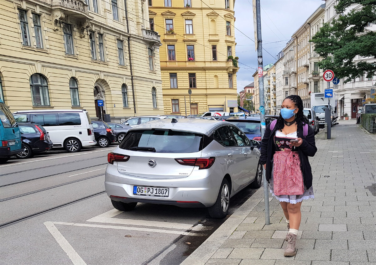Девушка в баварском платье - дирндл, Мюнхен, 30.09.2022