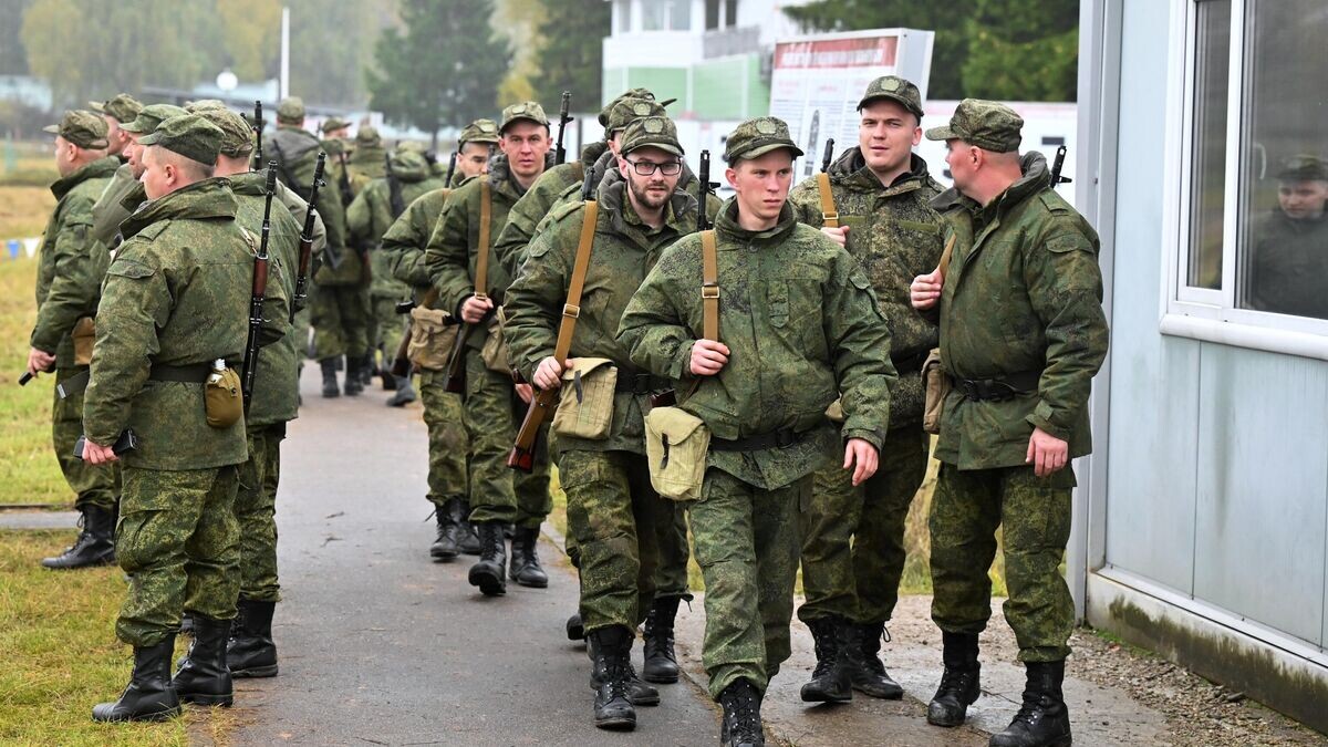    Военнослужащие из числа мобилизованных проходят обучение на военных сборах в Подмосковье© РИА Новости / Илья Питалев