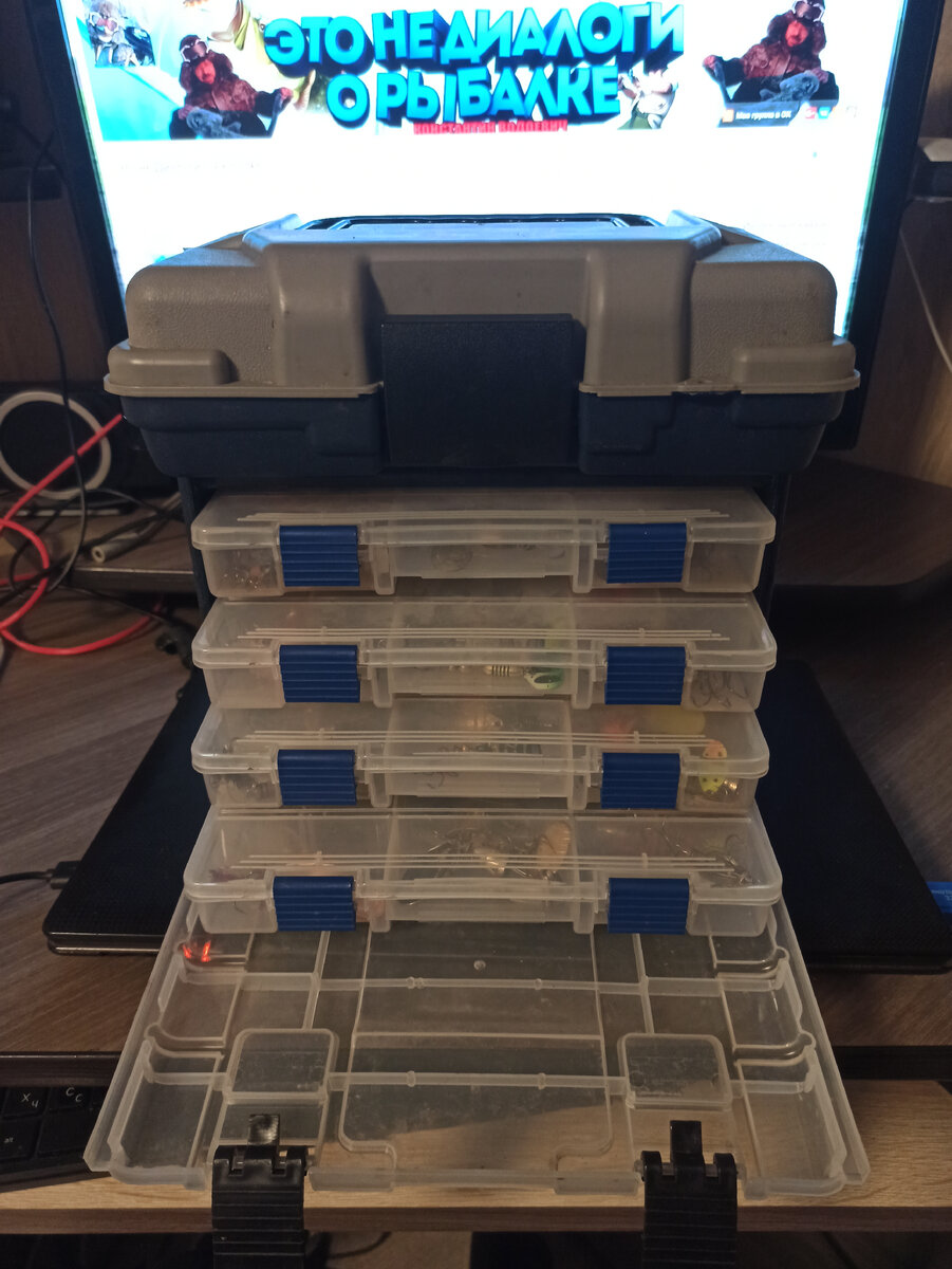 Внутри четыре коробочки с блëснами. 