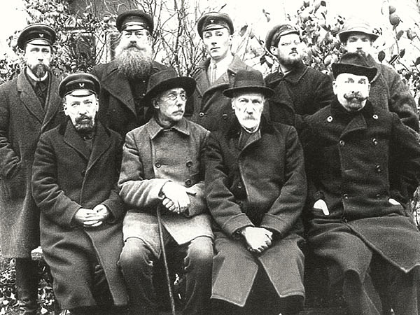     Б. М. Житков (второй слева в первом ряду) среди профессоров кафедры зоологии МГУ. ФОТО ИЗ АРХИВА ЮРИЯ КОЗЛОВА