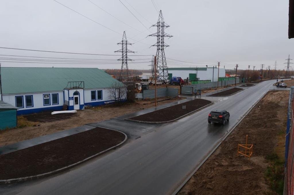    В Новом Уренгое завершается сезон дорожных работ