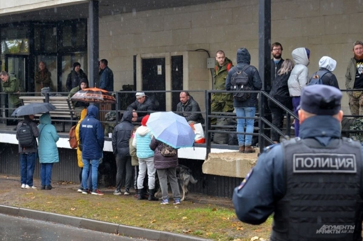    Добровольцы продолжают приходить во временные мобилизационные пункты Москвы